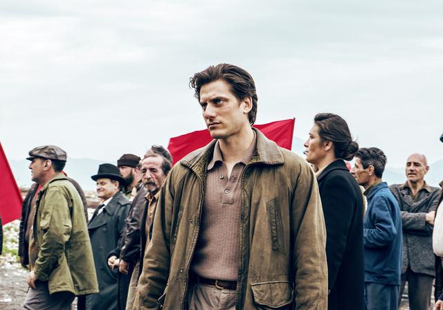 画像1: 『オールド・ガード』のルカ・マリネッリが作家を目指す無学の青年を熱演