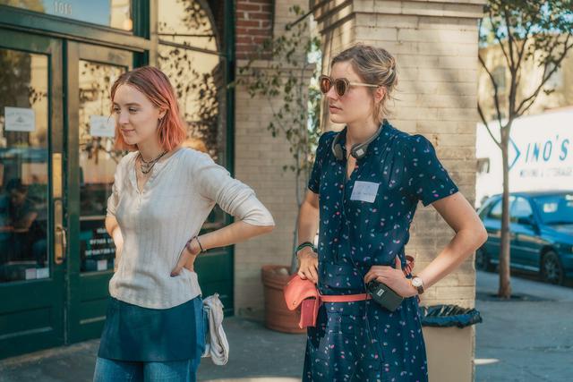 画像: 『レディ・バード』のシアーシャ・ローナンとグレタ・ガーウィグ監督 ©Saoirse Ronan and Greta Gerwig on the set of LADY BIRD Photo by Merie Wallace, courtesy of A24