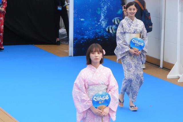 画像: 姉妹役の与田祐希(左手前)と朝比奈彩(右奥)