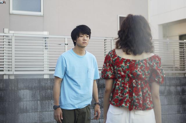 画像: 険しい表情で姉と口論をしている姿 © 2020『宇宙でいちばんあかるい屋根』製作委員会