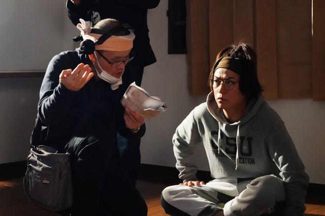 画像: 写真左から:中田秀夫監督、亀梨和也 (C)2020「事故物件 恐い間取り」製作委員会