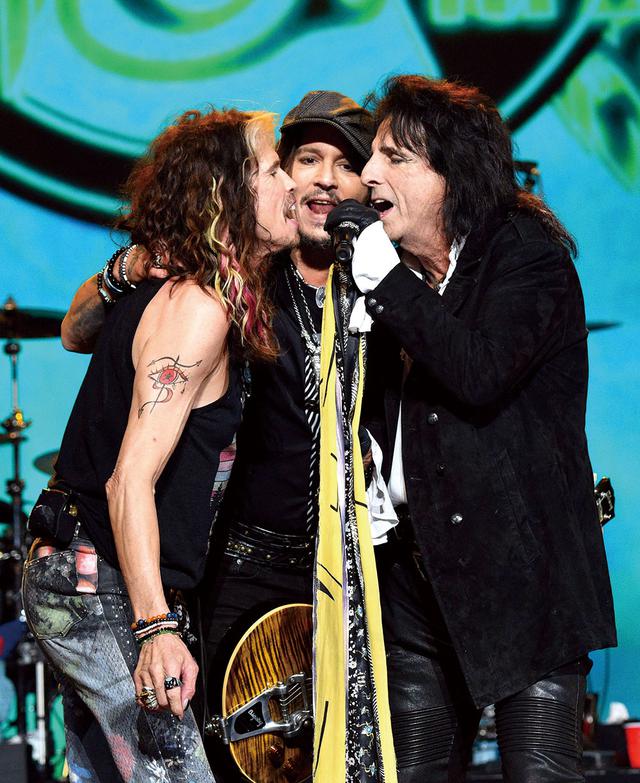 画像: “エアロスミス”のスティーヴン・タイラー（右）との共演も