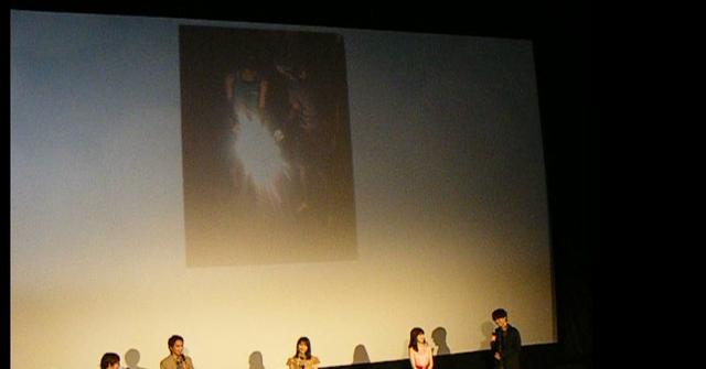 画像: スクリーンに映った写真左:北村匠海、右:矢部昌暉