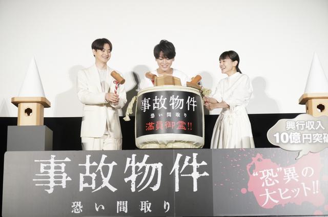 画像: さらなるヒットとこの会場にいる皆様の開運を祈念し、盛り塩と樽酒による“お清め鏡開き”