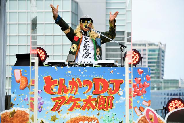 画像: DJ KOOがDJプレイ