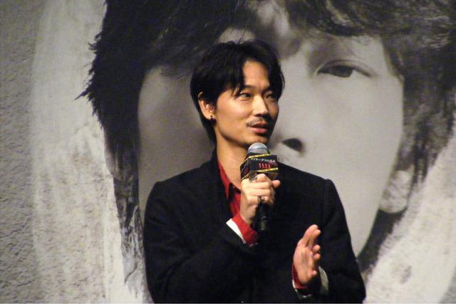 画像2: 主演の綾野剛