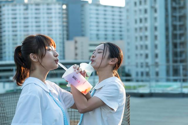 画像: 映画の冒頭では現代に生きる16歳の女子高生の眩しい青春模様が描かれる
