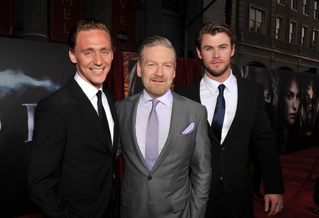 画像: 「マイティ・ソー」LAプレミアにて神兄弟(クリス・ヘムズワース&トム・ヒドルストン)との尊い3ショット