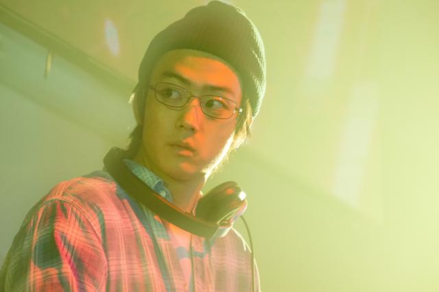 画像1: 『とんかつDJアゲ太郎』DJとIT企業の社長の2つの顔を持つ屋敷役・伊藤健太郎のメイキング映像解禁!盟友・北村匠海とのセッションは、激エモ