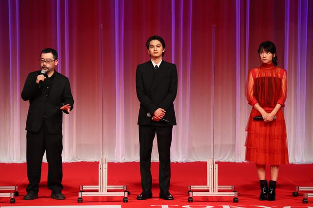 画像: ©2020 TIFF 左から:武監督、北村匠海、瀧内公美