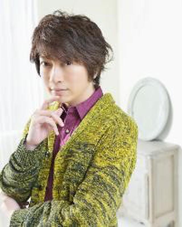 画像: 番組ホストのベア・グリルスを声を担当する小野大輔