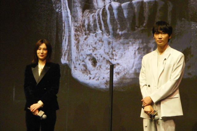 画像1: 映画『ドクター・デスの遺産―BLACK FILE―』完成報告イベントに主演・綾野剛と北川景子が登壇!芸能界同期の2人のコンビ度は何%?
