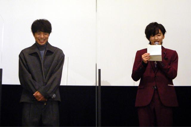 画像: 道枝駿佑(息子役:虹輝)から井ノ原快彦(父親役:一樹)への手紙