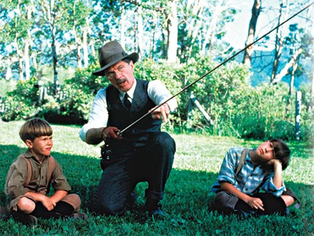 画像: 兄の少年時代(右)を演じたのはジョゼフ・ゴードン=レヴィット
