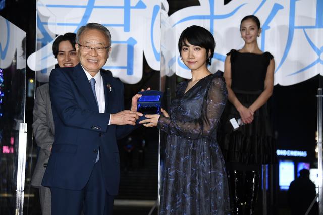 画像: 高野 豊島区長から聖地認定の「ときわ荘クリスタル オブジェ」授与