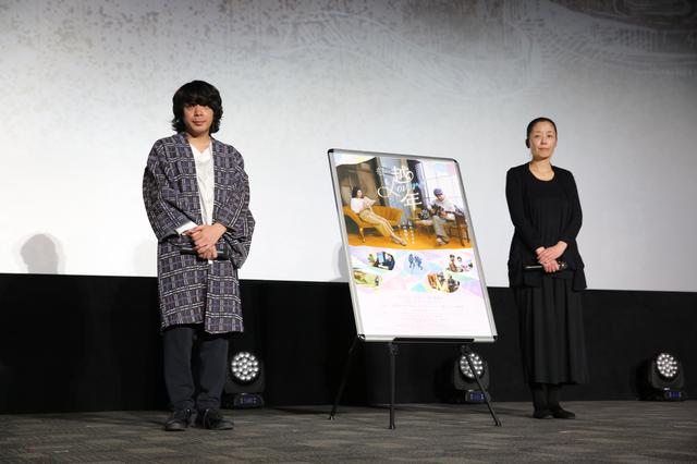 画像: 地元山形の小中の同級生が立ち上げた山辺町発のブランド COOHEM(コーヘン)の上着を着て登壇した峯田(左)と片原朋子プロデューサー(右)