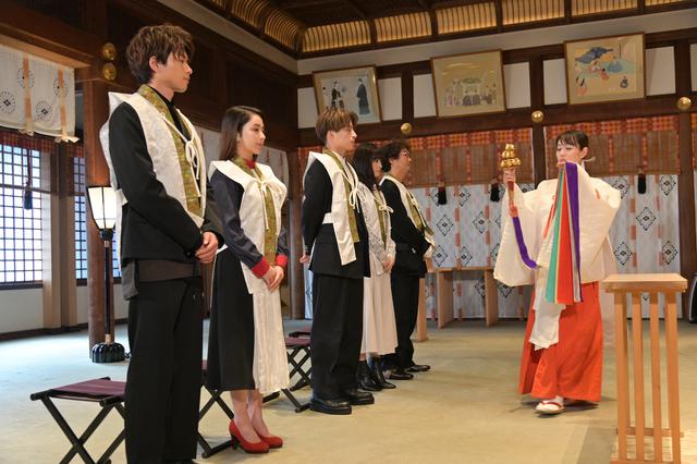 画像1: 本殿にて三木康一郎監督とともにヒットを祈願のご祈祷