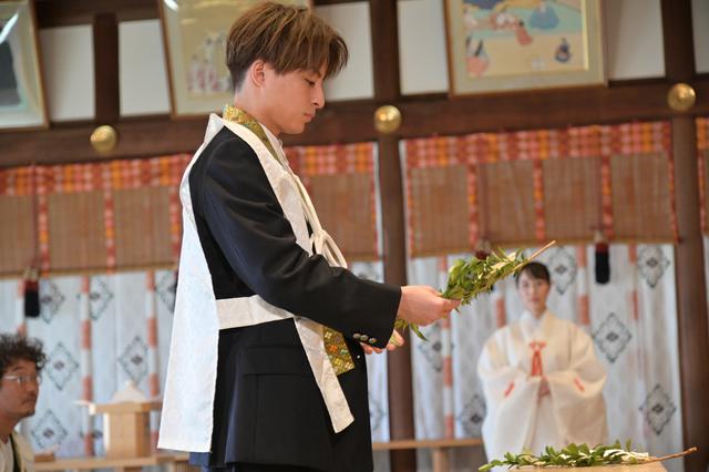 画像2: 本殿にて三木康一郎監督とともにヒットを祈願のご祈祷