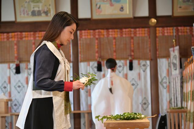 画像3: 本殿にて三木康一郎監督とともにヒットを祈願のご祈祷