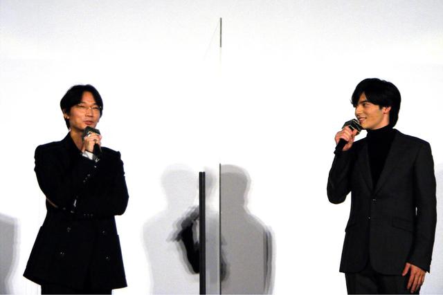 画像: 冒頭の挨拶・久々に会った綾野剛と岡田健史
