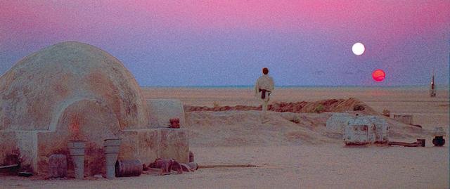 画像: タトゥイーンで双子の夕日を見るルーク/「スター・ウォーズ エピソード4/新たなる希望」