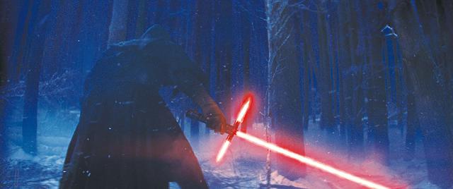画像: カイロ・レンが父ハン・ソロを刺す/「スター・ウォーズ/フォースの覚醒」