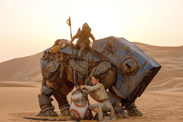 画像: レイとBB-8の出会い/「スター・ウォーズ/フォースの覚醒」