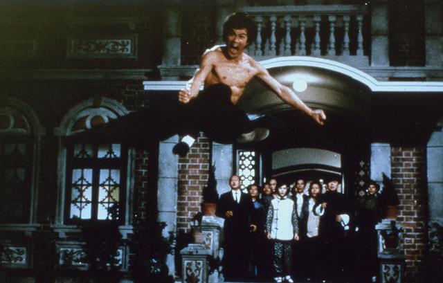 画像: ヌンチャク一つで大勢の敵をなぎ倒す凄技を展開「ドラゴン怒りの鉄拳」