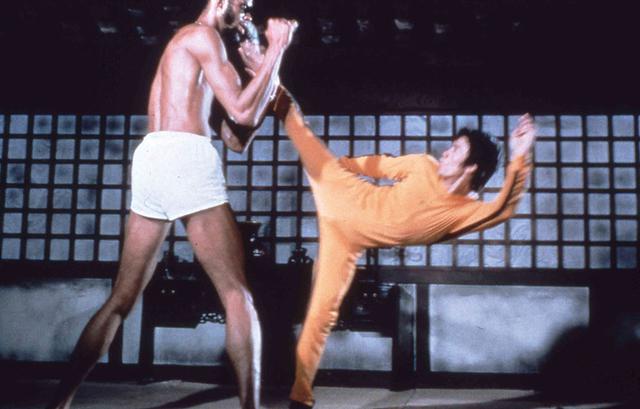 画像: 黄色いトラックススーツ姿のリーが鮮烈な印象を残す「ブルース・リー/死亡遊戯」