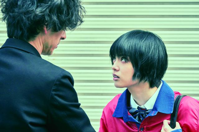 画像: ©2021映画「さんかく窓の外側は夜」製作委員会 ©Tomoko Yamashita/libre
