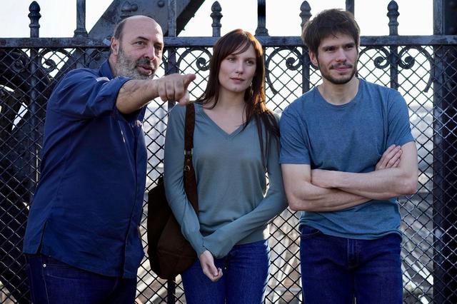 画像: アナ・ジラルドとフランソワ・シヴィルを演出中のクラピッシュ監督 © 2019 / CE QUI ME MEUT MOTION PICTURE - STUDIOCANAL - FRANCE 2 CINEMA