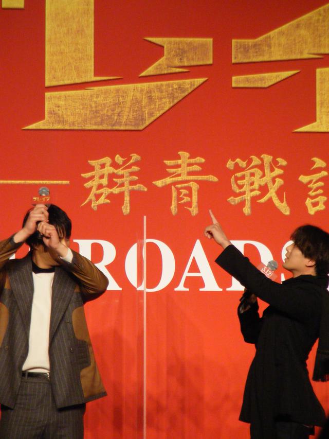 画像: (写真左)鈴木伸之が木刀を持つと3mにもなることを説明した(右)新田真剣佑と鈴木伸之