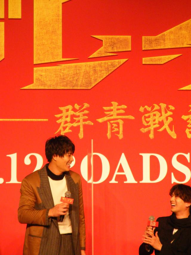 画像: 立ち上がるとアクリル板の高さと変わらないことを見せた鈴木伸之(劇団EXILE)