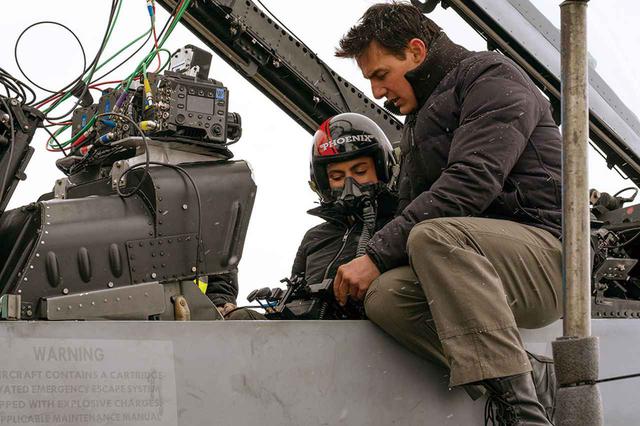 画像: トムをはじめとするキャストたちが実際に戦闘機に乗り込み撮影