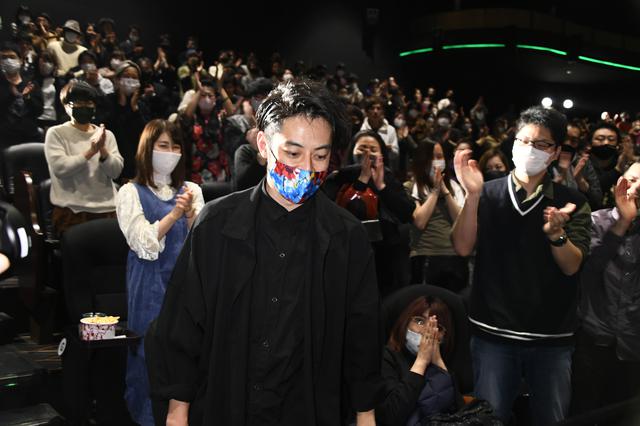 画像1: 深夜の映画館に468人の観客がスタンディングオベーション