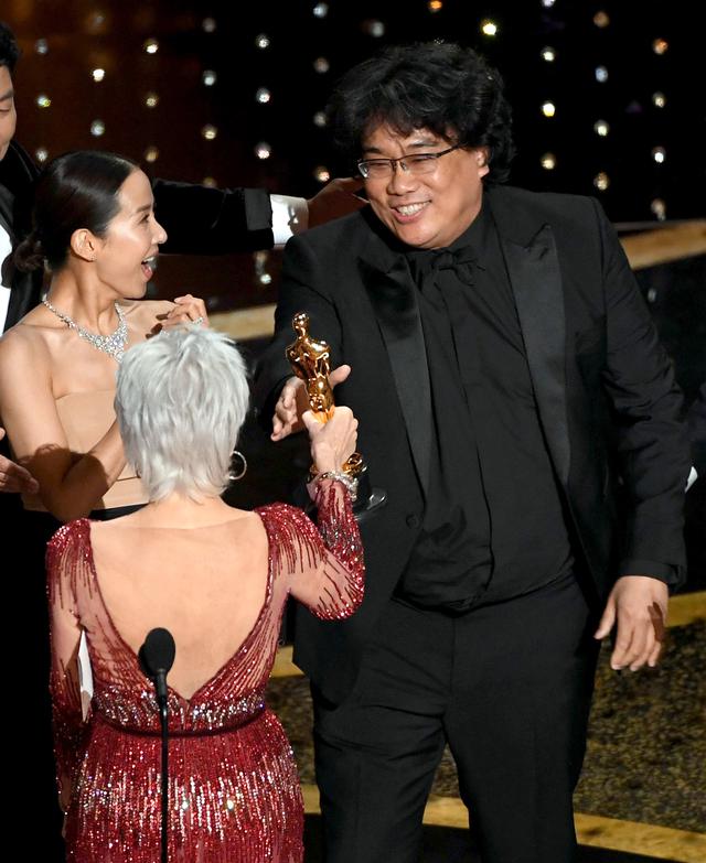 画像: オスカーを受賞した「パラサイト半地下の家族」のポン・ジュノ監督