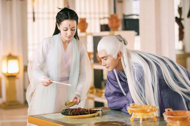 画像: 大人気「桃花」シリーズには仙人や神々などが次々登場(写真は「夢幻の桃花」)