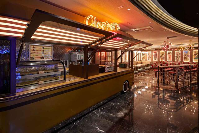 画像: アメリカンワッフルの専門店クラッパーズダイナーでは、焼きたてのワッフルが楽しめる www.cinemasunshine.co.jp