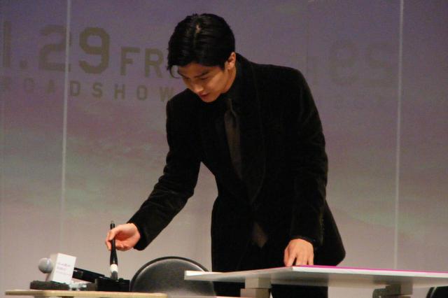 画像1: 主演の岩田剛典が代表し、どんな想いで祈祷をしたか、漢字1文字をしたためる