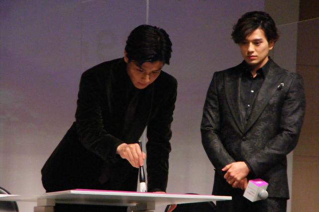 画像2: 主演の岩田剛典が代表し、どんな想いで祈祷をしたか、漢字1文字をしたためる