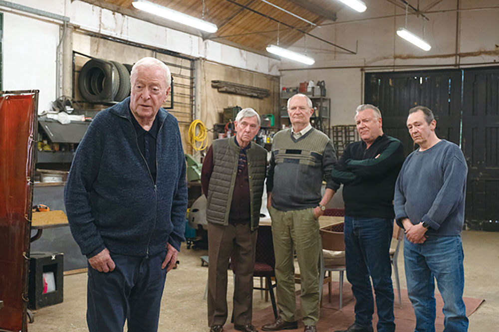 画像: 英国のベテラン俳優たちが実際の集団強盗事件を再現して悲哀感を醸し出す