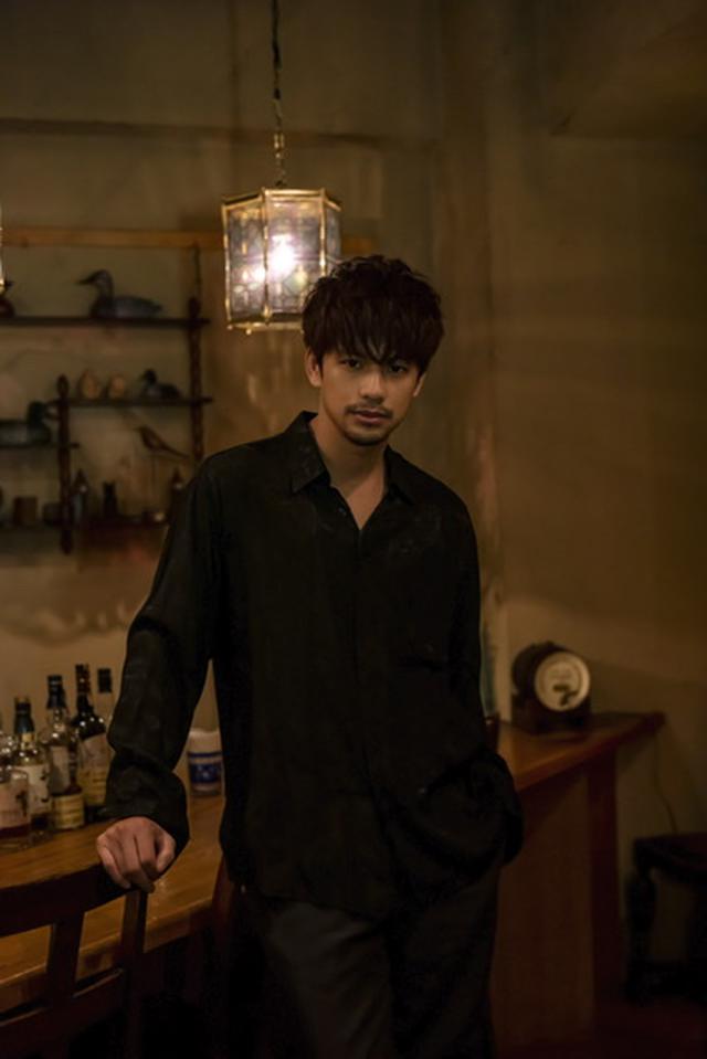 画像: 森崎ウィン...1990 年 8 月 20 日生まれ。ミャンマー・ヤンゴン出身 ©「西荻窪 三ツ星洋酒堂」製作委員会・MBS