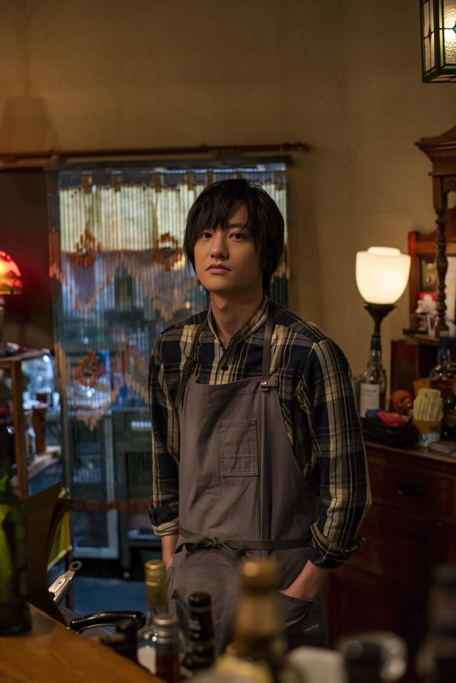 画像: 藤原季節...1993 年 1 月 18 日生まれ。北海道出身。 ©「西荻窪 三ツ星洋酒堂」製作委員会・MBS