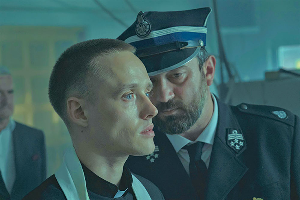 画像: 司祭に成りすます男の体験を通して人間らしく生きることを問う監督の声が聞こえてくる