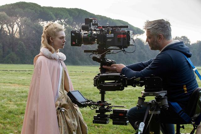 画像1: 映画『女王陛下のお気に入り』でアカデミー賞脚本賞にノミネートされ、一躍名を挙げたマクナマラ。意外ではあるが、本人はとりわけ歴史に興味があるというわけではなかったという――。
