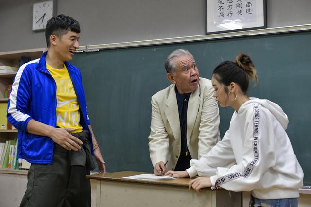 画像: 定時制高校生徒役の渡辺哲(中央)、鈴之助(左)、森田想(右) ©️メ〜テレ