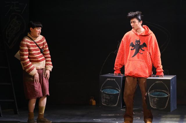 画像1: 子ども役を大人がやるという演出について