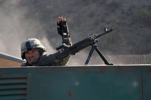 画像2: 圧倒的不利な状況下で、兵士たちは如何にして戦い抜いたのか?