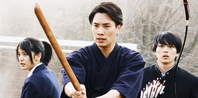 画像: 写真左から:山崎紘菜、鈴木伸之、新田真剣佑 ©2021「ブレイブ-群青戦記-」製作委員会 ©笠原真樹/集英社