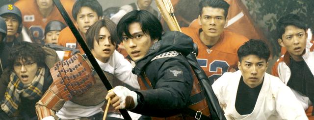 画像: 写真中央:新田真剣佑 ©2021「ブレイブ-群青戦記-」製作委員会 ©笠原真樹/集英社